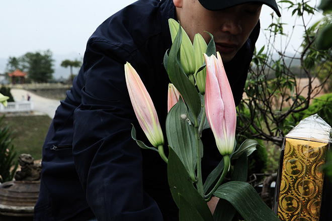 Đốt thẻ ATM, iPhone… cho tổ tiên dịp Tết thanh minh